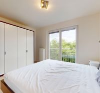 | Pekný a priestranný 3-izbový byt | 70m² |  - Spálňa s dverami, šatníkovou skriňou a posteľou, výhľad na zeleň. 3-izbový byt.
