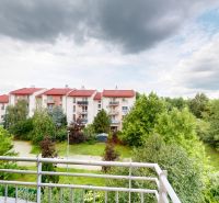 | Pekný a priestranný 3-izbový byt | 70m² |  - Výhľad z balkóna 3-izbového bytu na Mečíkovú ulicu v Bratislave - Devínska Nová Ves.
