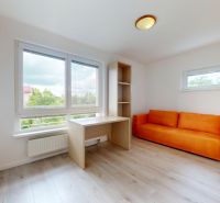 | Pekný a priestranný 3-izbový byt | 70m² |  - Izba v 3-izbovom byte s oranžovou pohovkou, stolom a podlahou s dreveným dekorom.