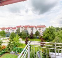 | Pekný a priestranný 3-izbový byt | 70m² |  - Záhrady a ihrisko medzi bytovkami z balkóna v oblasti Mečíková, Bratislava - Devínska Nová Ves.