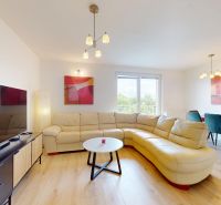 | Pekný a priestranný 3-izbový byt | 70m² |  - Obývacia izba s pohovkou, konferenčným stolíkom, jedálenským stolom a podlahou s dreveným dekorom.