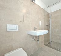 VÝNIMOČNÝ SLNEČNÝ APARTMÁN v centre mesta, UNO Poštová - Kúpeľňa v 1-izbovom byte s toaletou, sprchovým kútom a umývadlom v minimalistickom štýle.