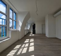 VÝNIMOČNÝ SLNEČNÝ APARTMÁN v centre mesta, UNO Poštová - Priestranná miestnosť s veľkými oknami, podlaha s dreveným dekorom v 1-izbovom byte.