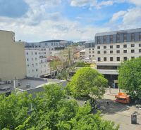 VÝNIMOČNÝ SLNEČNÝ APARTMÁN v centre mesta, UNO Poštová - Výhľad na Poštovú ulicu v Bratislave - Starom Meste so zeleňou a budovami.