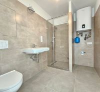 VÝNIMOČNÝ SLNEČNÝ APARTMÁN v centre mesta, UNO Poštová - Kúpeľňa v 1-izbovom byte so sprchovacím kútom a plynovým bojlerom.