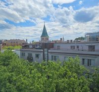 VÝNIMOČNÝ SLNEČNÝ APARTMÁN v centre mesta, UNO Poštová - Pohľad na historickú architektúru a zeleň z Poštovej ulice v Bratislave - Starom Meste.