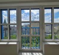 VÝNIMOČNÝ SLNEČNÝ APARTMÁN v centre mesta, UNO Poštová - Pohľad z 1-izbového bytu na panorámu Bratislavy cez veľké okná.