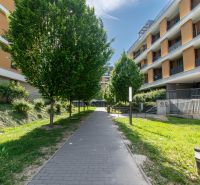 Moderný 2-izbový apartmán s parkovaním, Vila Leonardo, Bajkalská - Bajkalská ulica v Bratislave s bytovými domami a stromami popri chodníku.