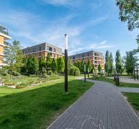 Moderný 2-izbový apartmán s parkovaním, Vila Leonardo, Bajkalská - Budovy obklopené zeleňou a chodníkom na Bajkalskej v Bratislave, vhodné pre 2-izbový byt.