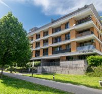 Moderný 2-izbový apartmán s parkovaním, Vila Leonardo, Bajkalská - Bytový dom na Bajkalskej ulici v Bratislave s terasami a zelenými plochami.