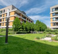 Moderný 2-izbový apartmán s parkovaním, Vila Leonardo, Bajkalská - Bytový komplex na Bajkalskej ulici v Bratislave, so zeleňou a lavičkami na dvore.