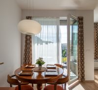 Moderný 2-izbový apartmán s parkovaním, Vila Leonardo, Bajkalská - Jedálenský kút s okrúhlym stolom a stoličkami v 2-izbovom byte.