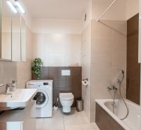 Moderný 2-izbový apartmán s parkovaním, Vila Leonardo, Bajkalská - Kúpeľňa s vaňou, práčkou a umývadlom v 2-izbovom byte.