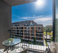Moderný 2-izbový apartmán s parkovaním, Vila Leonardo, Bajkalská - Balkón s výhľadom na modernú architektúru v Bratislave na Bajkalskej ulici.