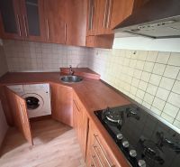 Prenájom: 2i-byt v centre mesta v tichej ul. na Dobrovského s balkónom - Kuchyňa v 2-izbovom byte s podlahou s dreveným dekorom a zabudovanými spotrebičmi.
