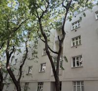 Prenájom: 2i-byt v centre mesta v tichej ul. na Dobrovského s balkónom - Biely bytový dom na Dobrovského ulici v Bratislave Starom meste, obklopený zeleňou.