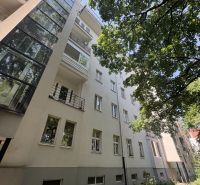 Prenájom: 2i-byt v centre mesta v tichej ul. na Dobrovského s balkónom - Bytový dom v Bratislave Starom meste na Dobrovského, ponúkajúci 2-izbové byty s balkónmi.