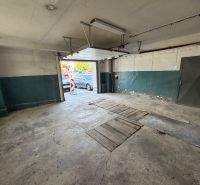 Ponúkame na prenájom 2 garáž / priestor v blízkosti centra Prievidze - V garáži s otvorenými dverami, betónová podlaha. Bez auta.