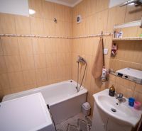 REZERVOVANÉ Čiastočne prerobený 3 izbový byt v Turanoch - Kúpeľňa s vaňou a práčkou v 3-izbovom byte, béžové obklady na stenách.