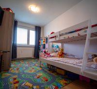 REZERVOVANÉ Turany 3 izbový byt na predaj - Čiastočne prerobený/skvelá - Detská izba v 3-izbovom byte s kobercovým motívom a poschodovou posteľou.