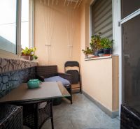 REZERVOVANÉ Turany 3 izbový byt na predaj - Čiastočne prerobený/skvelá - Balkón 3-izbového bytu s ratanovým nábytkom a kvetináčmi na parapete.