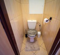 REZERVOVANÉ Turany 3 izbový byt na predaj - Čiastočne prerobený/skvelá - Toaleta s dlažbou a vybavením v 3-izbovom byte so svetlými obkladačkami.