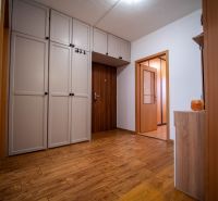 REZERVOVANÉ Turany 3 izbový byt na predaj - Čiastočne prerobený/skvelá - Vstavané skrine a podlaha s dreveným dekorom v 3-izbovom byte.
