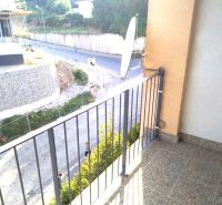 Garsonka 35m2, balkón,novostavba, Sliačska ul. Energie v cene. - Balkón garsónky so satelitom s výhľadom na ulicu Sliačska, Bratislava - Nové Mesto.