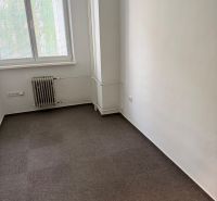 Ponúkame najlacnejšie  kancelárske priestory v Prievidzi  - Kancelária s kobercom, radiátorom a oknom so žalúziami.