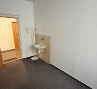 Ponúkame najlacnejšie  kancelárske priestory v Prievidzi  - Kancelárie s kobercom, umývadlom a bielymi stenami.