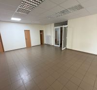 Ponúkame na prenájom priestrannú kanceláriu vPrievidzi - Prázdne kancelárie s dlaždicovou podlahou a bielymi stenami.