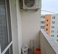 Predaj 2-izbového bytu, T. Vansovej, T. Vansovej, Nové Zámky - Balkón s klimatizáciou na 2-izbovom byte na ulici T.Vansovej v Nových Zámkoch.