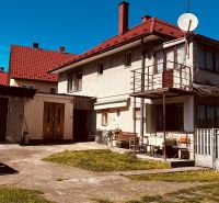 PREDAJ: Rodinný dom v srdci rekreačnej oblasti Domaša – Nová Kelča - Rodinný dom v Novej Kelči, Nová Kelča s dvorom, garážou a balkónom pod modrou oblohou.