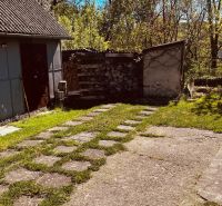 PREDAJ: Rodinný dom v srdci rekreačnej oblasti Domaša – Nová Kelča - Dvor pri rodinnom dome v Novej Kelči s garážou a kozubom na sklade dreva.