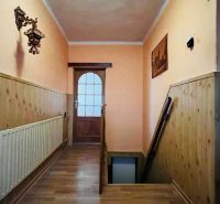 PREDAJ: Rodinný dom v srdci rekreačnej oblasti Domaša – Nová Kelča - Chodba s dreveným obkladom, podlahou s dreveným dekorom a schodiskom v rodinnom dome.