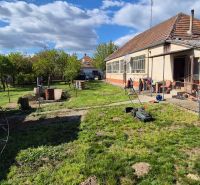 Na predaj vidiecky dom v Dedinke 3+1 s pozemkom 3150m2  - Rodinný dom v Dedinke so záhradou, trávnatou plochou a prístreškom na náradie.
