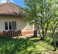 Na predaj vidiecky dom v Dedinke 3+1 s pozemkom 3150m2  - Rodinný dom v Dedinke s predzáhradkou a kvetinovým záhonom.