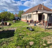 Na predaj vidiecky dom v Dedinke 3+1 s pozemkom 3150m2  - Žiadna Dedinka: Rodinný dom so záhradou a prístavbou, s kosiačkou na trávniku.