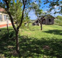 Na predaj vidiecky dom v Dedinke 3+1 s pozemkom 3150m2  - Rodinný dom v Dedinke s presklenenou verandou, záhradou a drevenou stavbou na dvore.