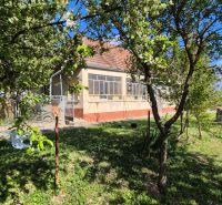 Na predaj vidiecky dom v Dedinke 3+1 s pozemkom 3150m2  - Rodinný dom v Dedinke obklopený záhradou s ovocnými stromami, modrá obloha.