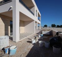 Vodice(HR)-3-izbový byt 81 m2 so záhradou - Rekreačný apartmán vo Vodiciach počas výstavby, s terasou a stavebným materiálom okolo.