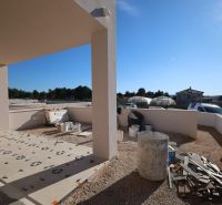 Vodice(HR)-3-izbový byt 81 m2 so záhradou - Stavebné práce na terase rekreačného apartmánu vo Vodiciach, slnečný deň, viditeľné nádoby a materiál.