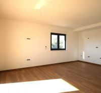 Vodice(HR)-3-izbový byt 81 m2 so záhradou - Priestranná miestnosť s veľkým oknom a podlahou s dreveným dekorom v Rekreačnom apartmáne.