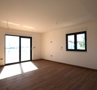 Vodice(HR)-3-izbový byt 81 m2 so záhradou - Interiér rekreačného apartmánu s veľkými oknami a podlahou s dreveným dekorom.