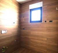 Vodice(HR)-3-izbový byt 81 m2 so záhradou - Rekreačný apartmán s obkladmi v drevenom dekore a malým oknom.