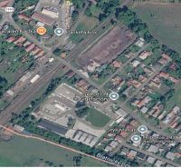  Predaj:Rod. Dom s pozemkom 368m2 v Príbovciach  - Letecká fotografia areálu a rodinných domov v časti mesta Martin, zameraná na infraštruktúru.