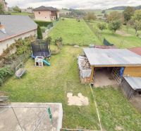 POSCHODOVÝ RODINNÝ DOM V PODKONICIACH, 300M2 - Rodinný dom v Podkoniciach má veľký dvor so záhradou, trampolínou a prístreškom.