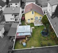 POSCHODOVÝ RODINNÝ DOM V PODKONICIACH, 300M2 - Rodinný dom v Podkoniciach so záhradou, terasou a trampolínou, obklopený ďalšími domami.