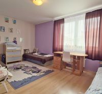 POSCHODOVÝ RODINNÝ DOM V PODKONICIACH, 300M2 - Detská izba s farebným kobercom, posteľami, stolom a podlahou s dreveným dekorom v rodinnom dome.