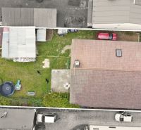 POSCHODOVÝ RODINNÝ DOM V PODKONICIACH, 300M2 - Rodinný dom v Podkoniciach s dvormi, trávnikom, trampolínou a zaparkovanými autami.
